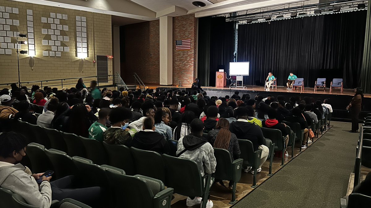 rapidesschools's tweet photo. @ReadWithMalcolm starting the 2nd day at Peabody Magnet High speaking to students inside our Peabody Feeder System.
Rapides Parish schools are in a Reading Revival!
#Bettertogether
#RapidesREADS https://t.co/Lm88zhOBCR