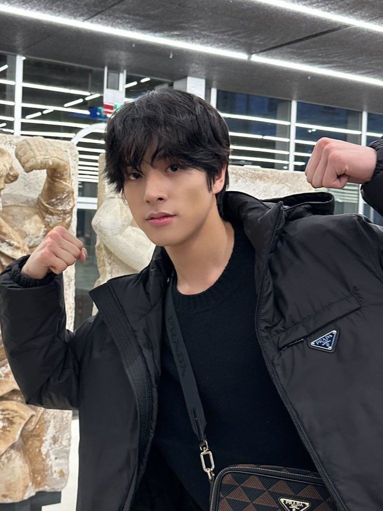 프라다가 가득해도 니얼굴이 제일 명품이다.. 라고 할뻔..