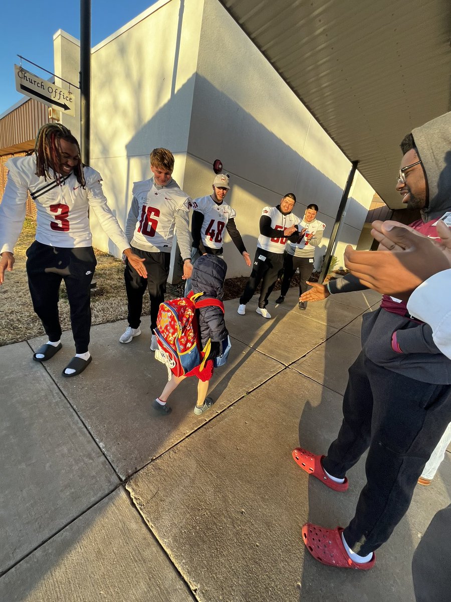 sweetd_33's tweet photo. What does SERVICE look like?  It looks like @quancarloz organizing 23 of his @SNUFootball teammates to greet &amp; cheer students on at the SNU Lab School Red Out Assembly Days!  We like to call this LiveLast around these parts! #BoltsUp⚡️ #Woooooooooooooooooooooooooooo https://t.co/gmhh3yodYu