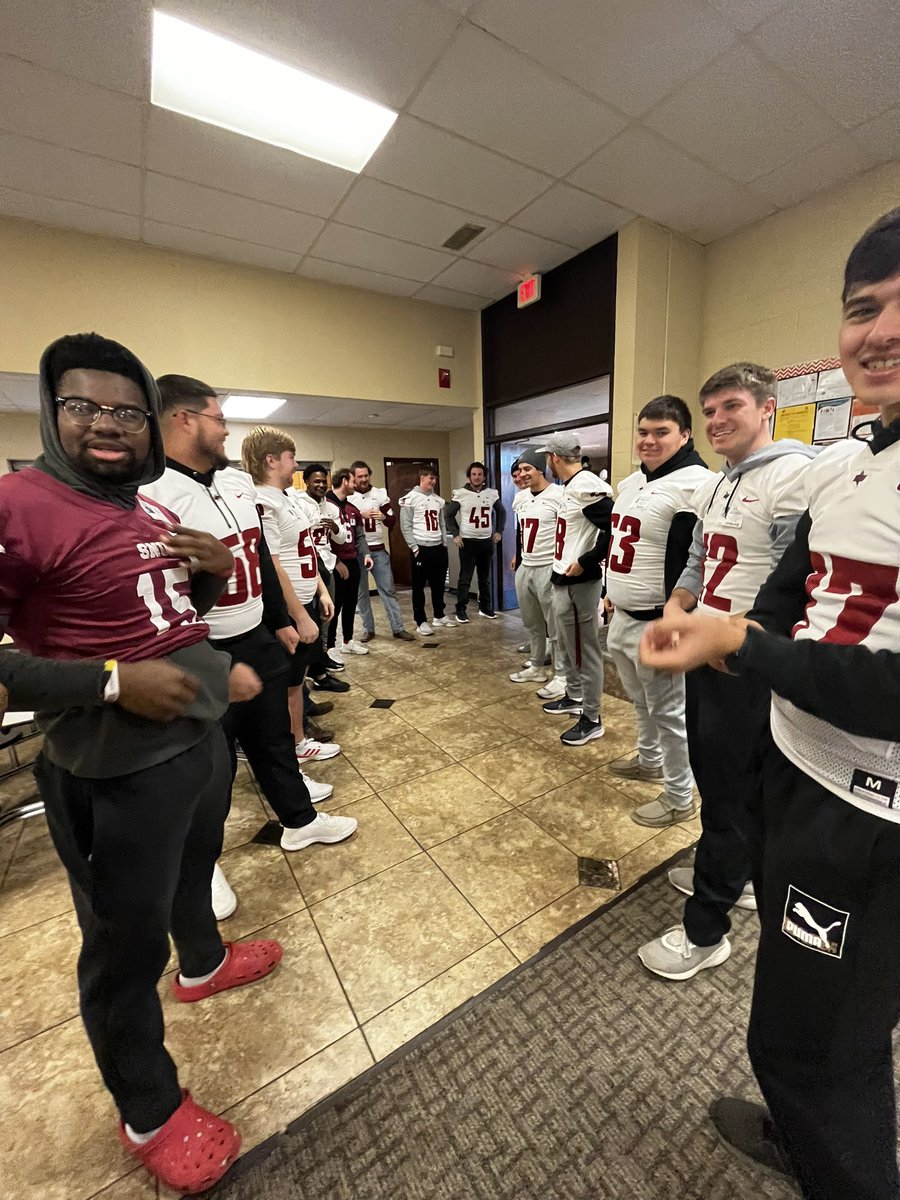sweetd_33's tweet photo. What does SERVICE look like?  It looks like @quancarloz organizing 23 of his @SNUFootball teammates to greet &amp; cheer students on at the SNU Lab School Red Out Assembly Days!  We like to call this LiveLast around these parts! #BoltsUp⚡️ #Woooooooooooooooooooooooooooo https://t.co/gmhh3yodYu