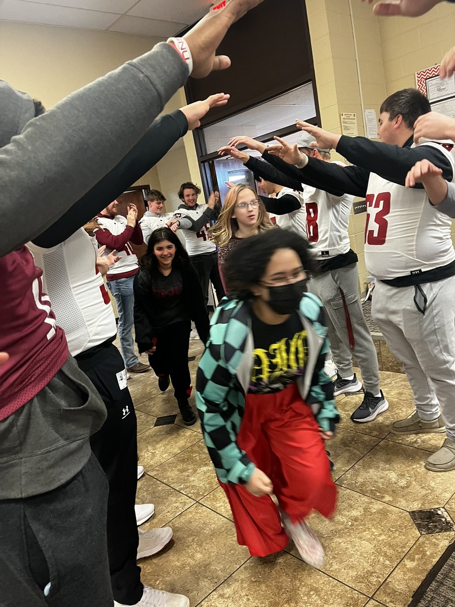 sweetd_33's tweet photo. What does SERVICE look like?  It looks like @quancarloz organizing 23 of his @SNUFootball teammates to greet &amp; cheer students on at the SNU Lab School Red Out Assembly Days!  We like to call this LiveLast around these parts! #BoltsUp⚡️ #Woooooooooooooooooooooooooooo https://t.co/gmhh3yodYu