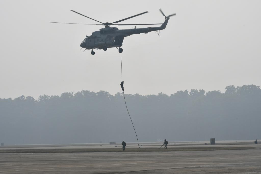 CAC_CPRO's tweet image. Air Force Station Gorakhpur organized #KnowYourForces today. The highlight of the event was #FlyingDisplay and #Security drills by #Garuds. Civil Dignitaries and Students from nearby schools witnessed the event.
#G20VasudhaivaKutumbakam
#74yearsofDemocracy