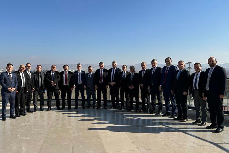 İlçe Milli Eğitim Müdürümüz Sn. İsmail Rahman Köse; Bakanımız Sn. Prof. Dr. Mahmut Özer’in başkanlığında “Eğitimle Yeniden Buluşma” değerlendirme toplantısına İl Milli Eğitim Müdürümüz Sn. Dr. Murat Ağar ve İlçe Müdürlerimizle katılım sağladılar. <a href="/ismailrhmnkose/">İRKÖSE</a> <a href="/muratagar60/">Murat AĞAR</a>