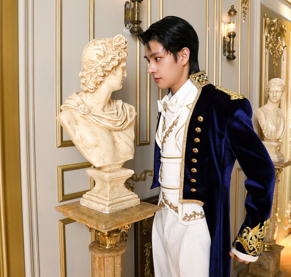 onlyonejaeyun's tweet photo. jake with the statues https://t.co/JCtk8lsWMQ