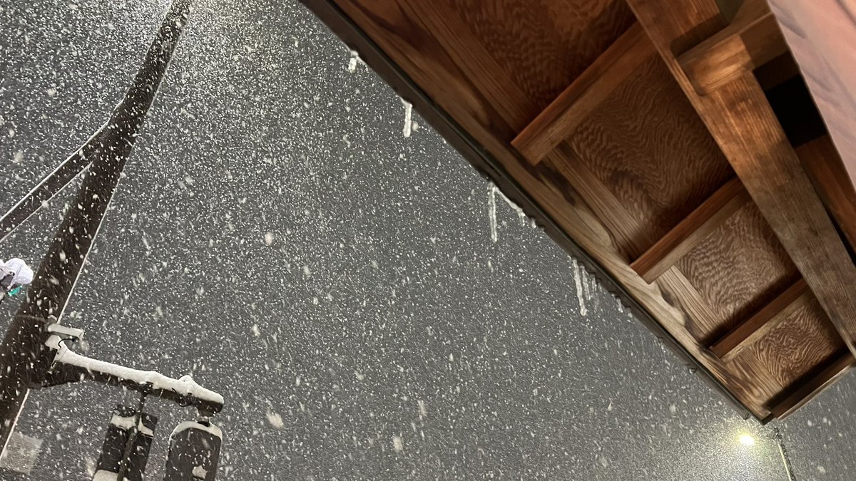 ayano4th's tweet photo. 氷柱なんて、あんまり見たことないかも。
今日は大雪で、楽しいメンバーと一緒だったから、はしゃいでました。
着物だと背中にめっちゃ雪が入ってきて辛いけど、それより記念写真が撮りたい、雪が珍しい京都人。 https://t.co/o7ZG9u0nzS