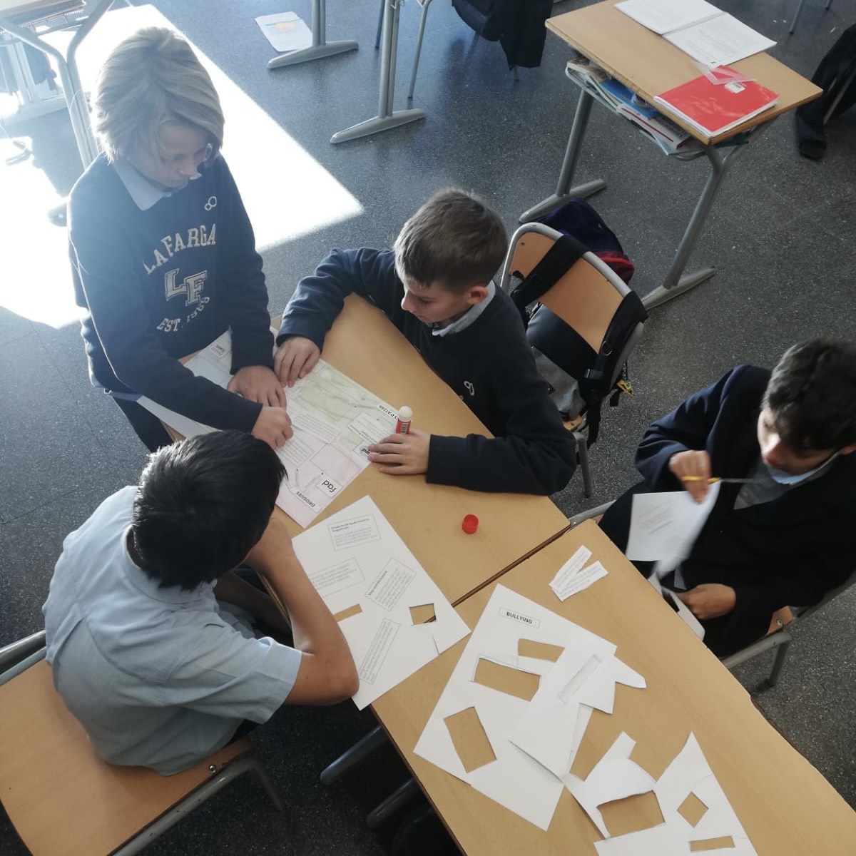 La_Farga's tweet image. Els alumnes de 2n d'ESO, reflexionen sobre la prevenció de les #addiccions, amb un mapa mental. Avui han après què són, quins tipus existeixen i com es poden solucionar. 

 #FamilyProject #SalutMental #treballcooperatiu