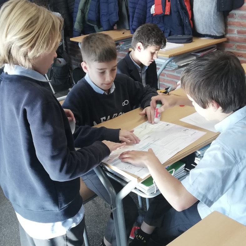 La_Farga's tweet image. Els alumnes de 2n d'ESO, reflexionen sobre la prevenció de les #addiccions, amb un mapa mental. Avui han après què són, quins tipus existeixen i com es poden solucionar. 

 #FamilyProject #SalutMental #treballcooperatiu