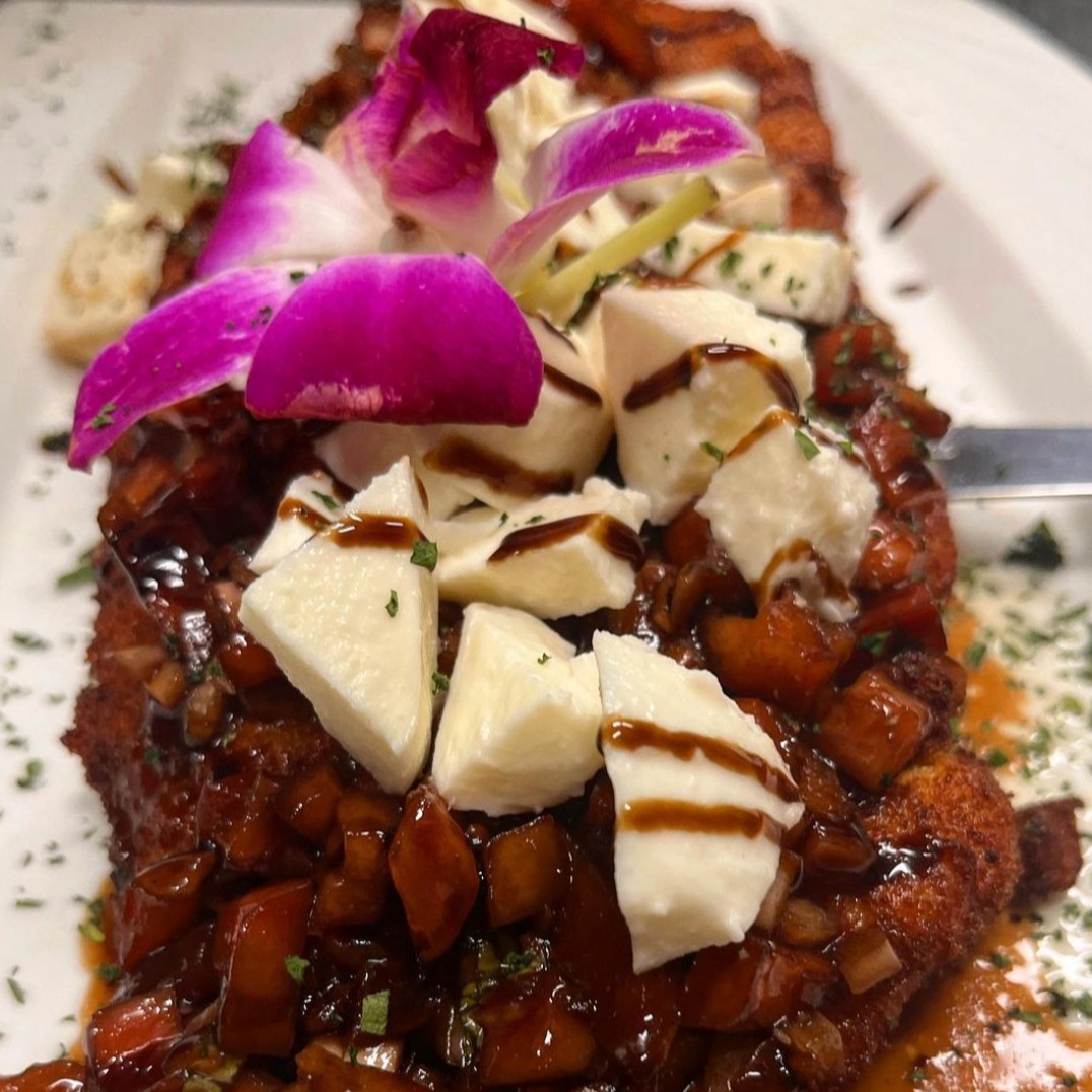 Chicken Bruschetta at @chatterboxpleasantville  ✨ Chicken Cutlet topped with chopped tomatoes, red onion, basil and fresh mozzarella chunks in a balsamic Demi-glaze sauce. #nyfoodie #newyorkeats #westchestereats #eatingwestchester #foodgram