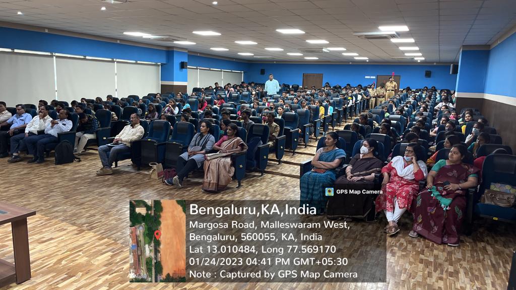 DCTE_Karnataka's tweet photo. #DCTE #careerguidance
ಇಂದು ಮಲ್ಲೇಶ್ವರದ ಸರ್ಕಾರಿ ಪ್ರಥಮ ದರ್ಜೆ ಕಾಲೇಜಿನ ವಿದ್ಯಾರ್ಥಿಗಳೊಂದಿಗೆ ಮುಖಾಮುಖಿ ಸಂವಾದ ನಡೆಸಿದ ಕಾಲೇಜು & ತಾಂತ್ರಿಕ ಶಿಕ್ಷಣ ಇಲಾಖೆಯ ಆಯುಕ್ತರಾದ ಪ್ರದೀಪ್.ಪಿ ಅ��ರು, ಸ್ಪರ್ದಾತ್ಮಕ ಪರೀಕ್ಷೆಗಳಿಗೆ ತಯಾರಿ ನಡೆಸುವುದು ಹೇಗೆ, ವೃತ್ತಿ ಆಯ್ಕೆ ಹೇಗೆ ಎಂಬ ವಿದ್ಯಾರ್ಥಿಗಳ ಅನೇಕ ಪ್ರಶ್ನೆಗಳಿಗೆ ಉತ್ತರ ನೀಡಿದರು. https://t.co/kiqHE2iVIe