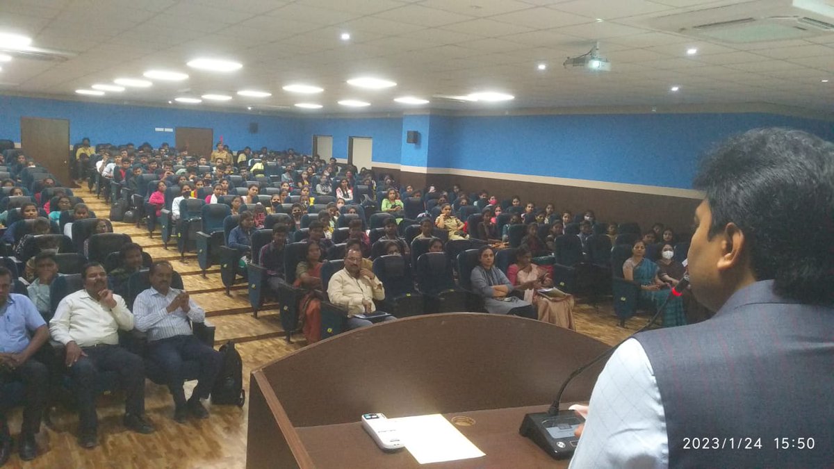 DCTE_Karnataka's tweet photo. #DCTE #careerguidance
ಇಂದು ಮಲ್ಲೇಶ್ವರದ ಸರ್ಕಾರಿ ಪ್ರಥಮ ದರ್ಜೆ ಕಾಲೇಜಿನ ವಿದ್ಯಾರ್ಥಿಗಳೊಂದಿಗೆ ಮುಖಾಮುಖಿ ಸಂವಾದ ನಡೆಸಿದ ಕಾಲೇಜು & ತಾಂತ್ರಿಕ ಶಿಕ್ಷಣ ಇಲಾಖೆಯ ಆಯುಕ್ತರಾದ ಪ್ರದೀಪ್.ಪಿ ಅ��ರು, ಸ್ಪರ್ದಾತ್ಮಕ ಪರೀಕ್ಷೆಗಳಿಗೆ ತಯಾರಿ ನಡೆಸುವುದು ಹೇಗೆ, ವೃತ್ತಿ ಆಯ್ಕೆ ಹೇಗೆ ಎಂಬ ವಿದ್ಯಾರ್ಥಿಗಳ ಅನೇಕ ಪ್ರಶ್ನೆಗಳಿಗೆ ಉತ್ತರ ನೀಡಿದರು. https://t.co/kiqHE2iVIe