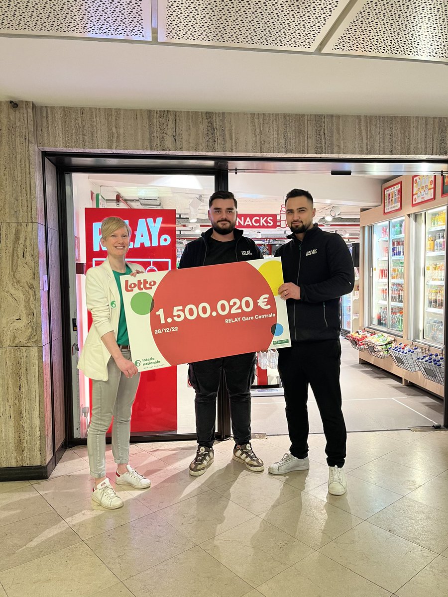 Le 28 décembre, un Bruxellois a remporté le Jackpot Lotto de 1.500.020 €. 🤩 Pour préserver l’anonymat du gagnant, notre collègue a symboliquement remis un chèque du montant du gain aux exploitants de la librairie Relay de Bruxelles-Central. #parcequecestpossible #lotto