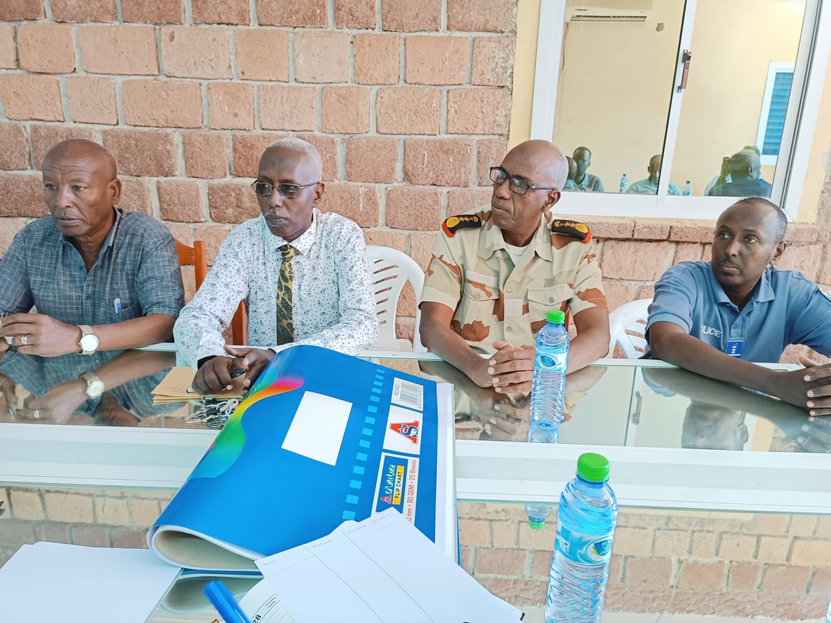 CR_Dikhil's tweet photo. Réunion pour le rapport d'états des lieux et esquisses d'aménagements #VersionProvisoir du chef-lieu de #Dikhil dans le cadre de l'étude portant sur l'élaboration des plans détaillés d'aménagement urbain des villes chefs-lieux des régions.
#KEIOS #DATUH
@prefectureDik https://t.co/zaNq0XURCX