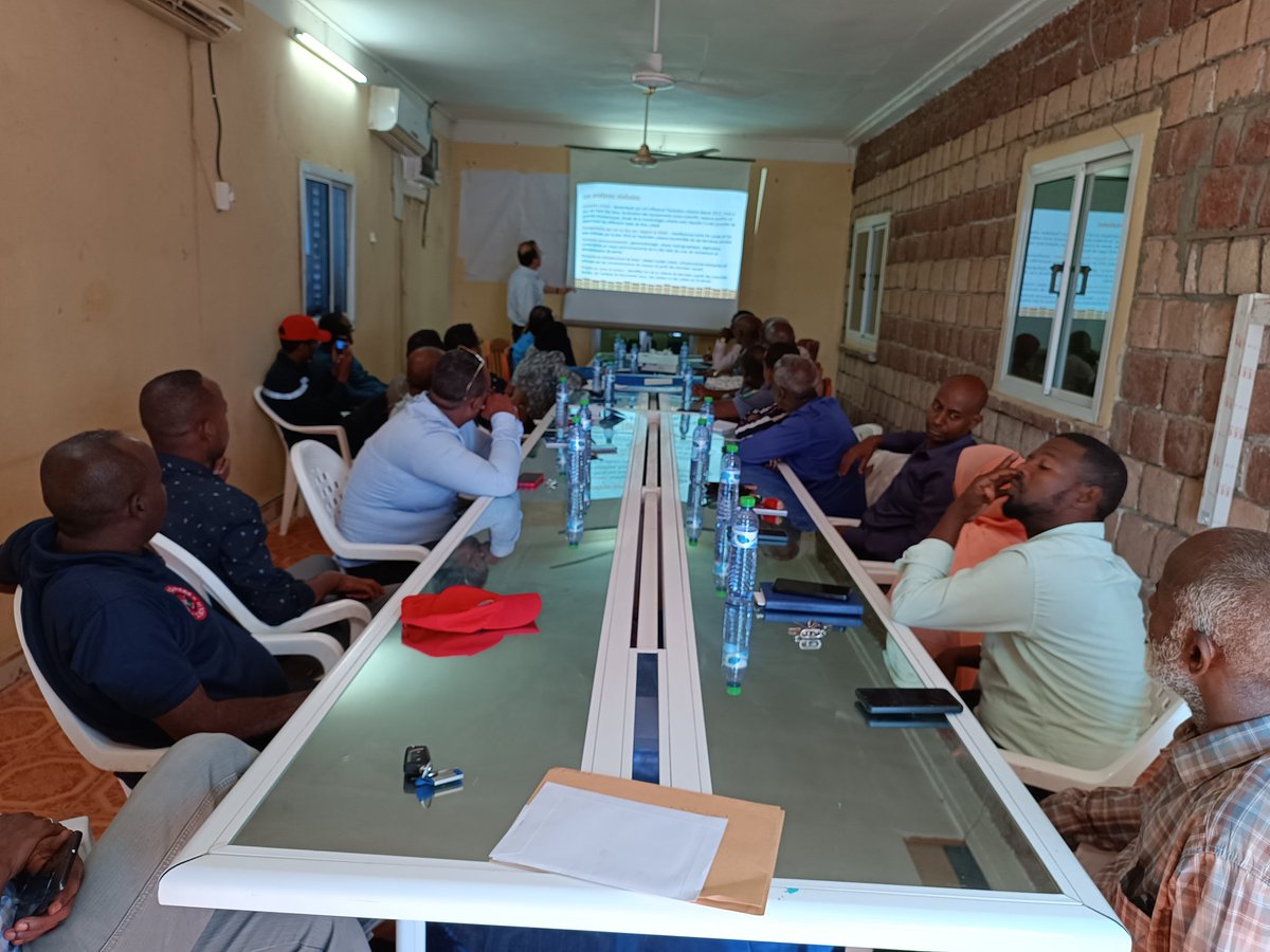 CR_Dikhil's tweet photo. Réunion pour le rapport d'états des lieux et esquisses d'aménagements #VersionProvisoir du chef-lieu de #Dikhil dans le cadre de l'étude portant sur l'élaboration des plans détaillés d'aménagement urbain des villes chefs-lieux des régions.
#KEIOS #DATUH
@prefectureDik https://t.co/zaNq0XURCX