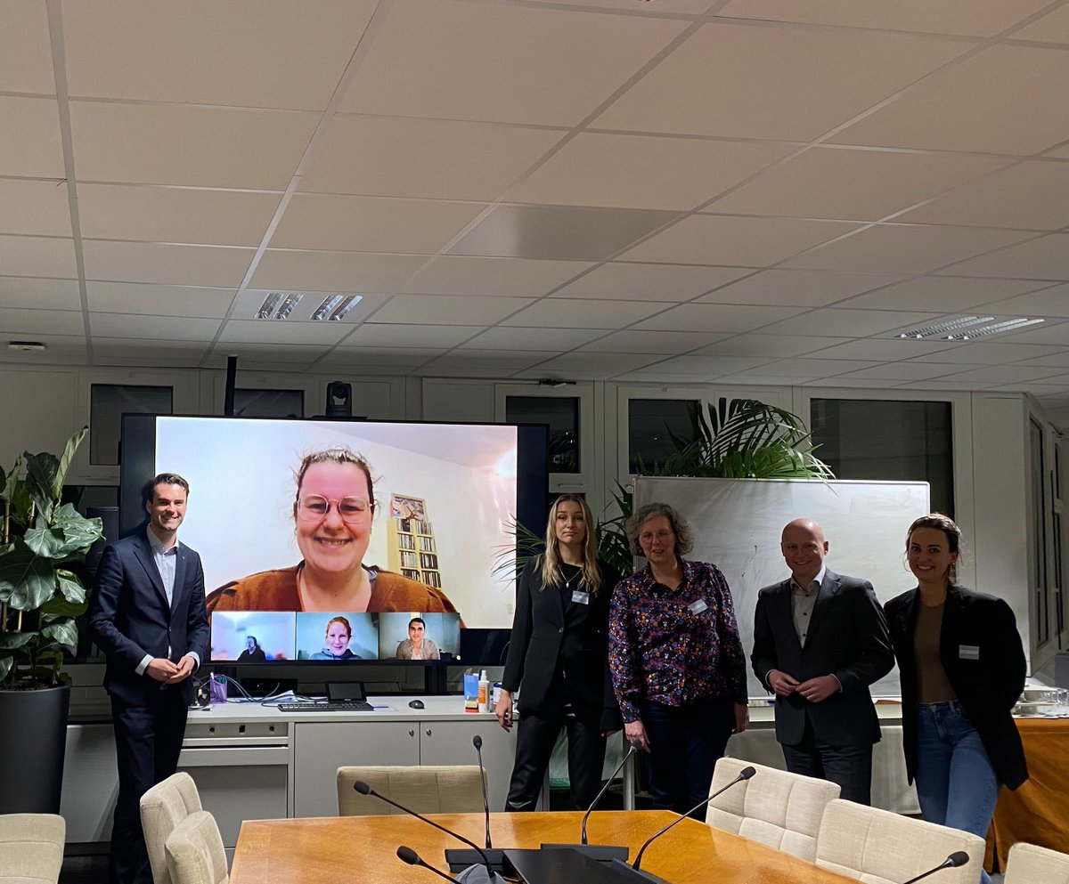 Vanavond met <a href="/d66_ggz/">Landelijke interessegroep GGZ D66</a> op bezoek bij <a href="/RensRaemakers/">Rens Raemakers</a>. Hoewel het vooraf ambitieus leek om het over wachttijden, WvGGZ, restitutiepolissen, contracten en het ZPM te hebben, lukte dat toch! Samen aan de slag zijn geeft deze burger moed.. #GGZ #wachtlijsten #ZPM #zorg