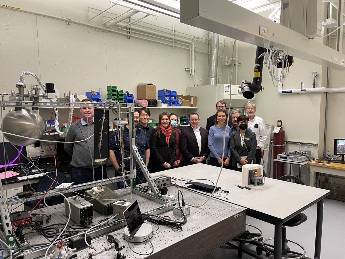 ARobinsonFayek's tweet image. Thank you to @ualbertaScience for the opportunity to learn about the outstanding dark matter, nanotech and quantum research from Drs. Piro, Hegmann and @epsilonsquared. These labs and research teams in physics are second-to-none! #UAlberta