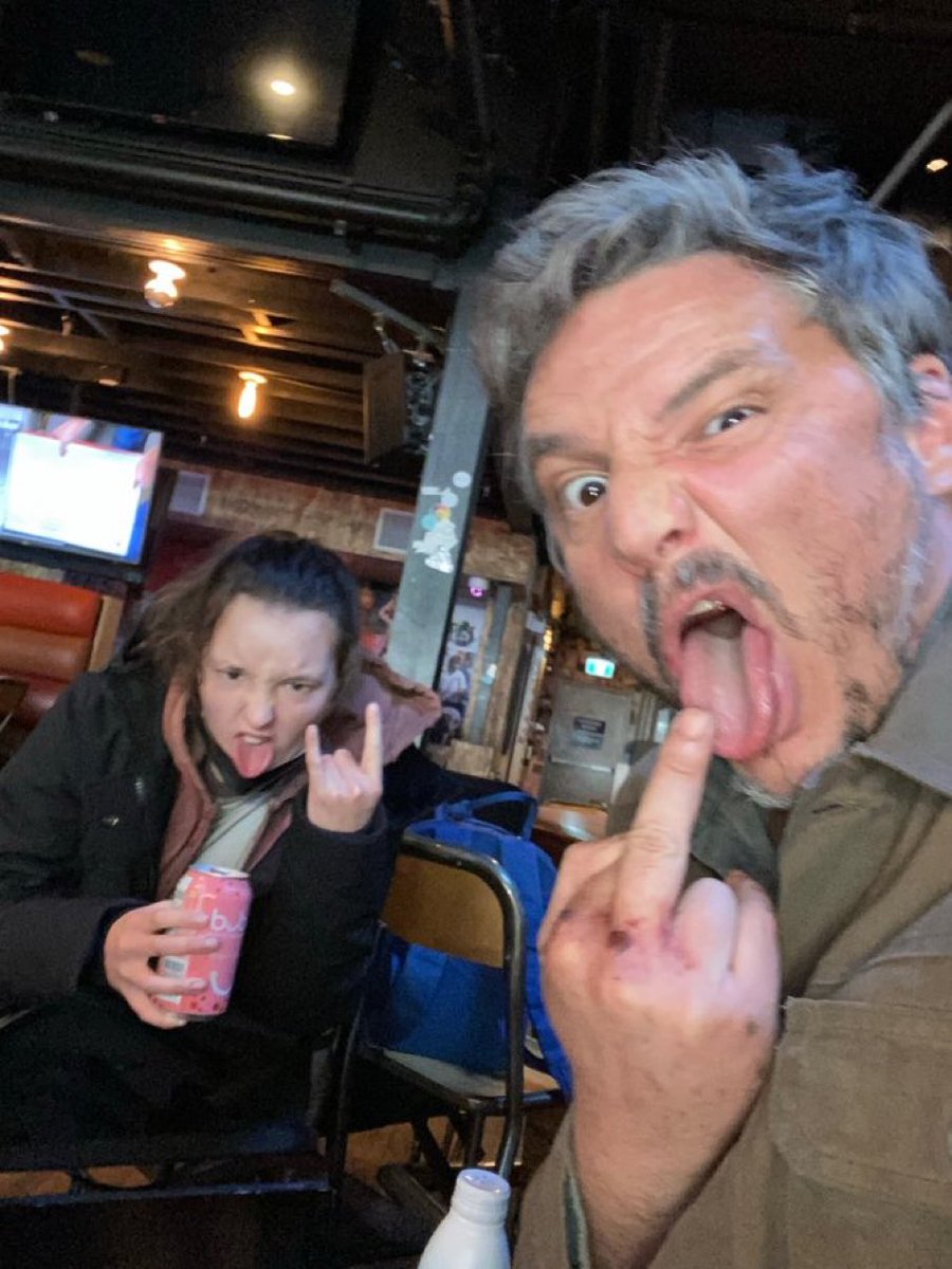 Roybattyforever's tweet photo. Esto pasa cuando dejas el teléfono desatendido al lado de estos dos.
(El móvil es de Anna Torv) https://t.co/fXTtusaIH3