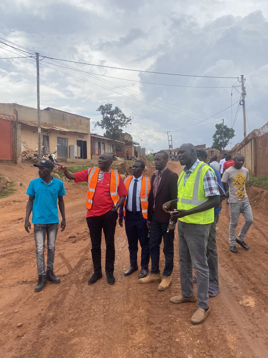 AH_mugerwa's tweet photo. Today as per our major role being supervisory together with His worship @AMulyanyama I,  @JaguarPaw256  the contractor and other leader we inspected the progress of kakonge road. I implore residents to wait patiently for the project completion 
#ServiceAndAccountability https://t.co/uysLAjHxbO