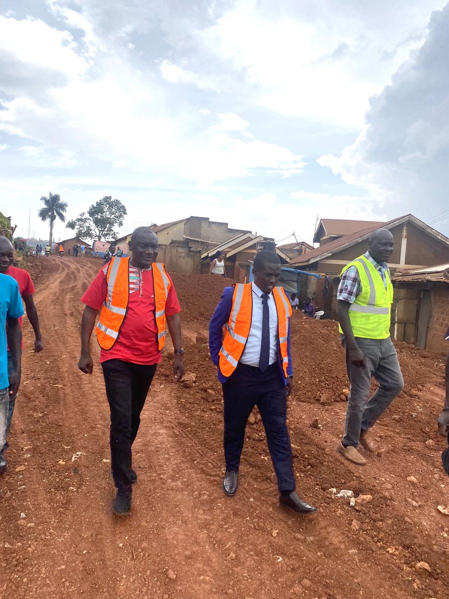 AH_mugerwa's tweet photo. Today as per our major role being supervisory together with His worship @AMulyanyama I,  @JaguarPaw256  the contractor and other leader we inspected the progress of kakonge road. I implore residents to wait patiently for the project completion 
#ServiceAndAccountability https://t.co/uysLAjHxbO