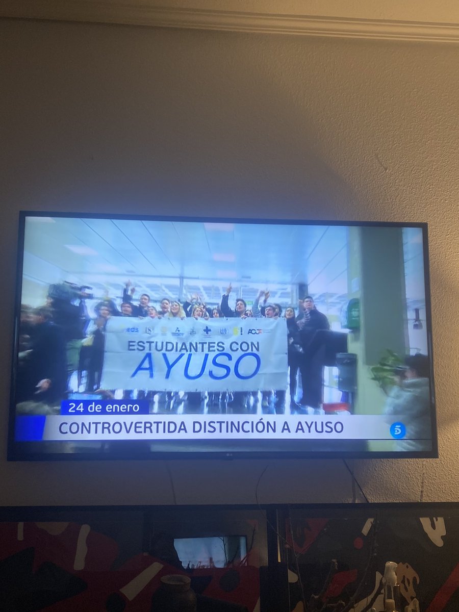 Ojo al titular de las noticias de <a href="/telecincoes/">Telecinco</a> . Controvertida ? La noticia es que esta gentuza tenga poder y que por darle un premio la acosen de esa forma