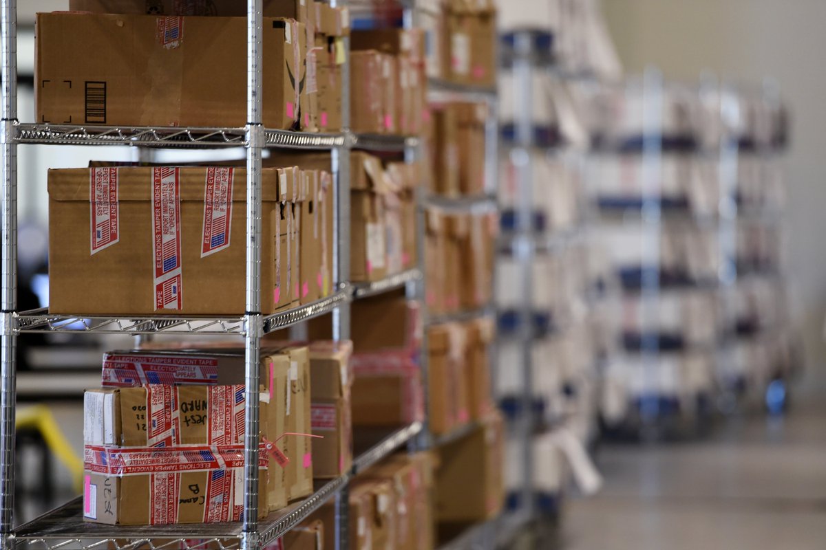 xeniaioa's tweet photo. First it was a few #JoeBiden #ClassifiedDocuments at the #PennCenter, then a few more at the #garage, then the few @ his house, then more at the next room.
Now we learn that the UNIVERSITY OF DELAWARE
has 1,850 BOXES OF BIDEN DOCUMENTS
This keeps getting better!!!
ππππππ https://t.co/7fGcYwPaJa