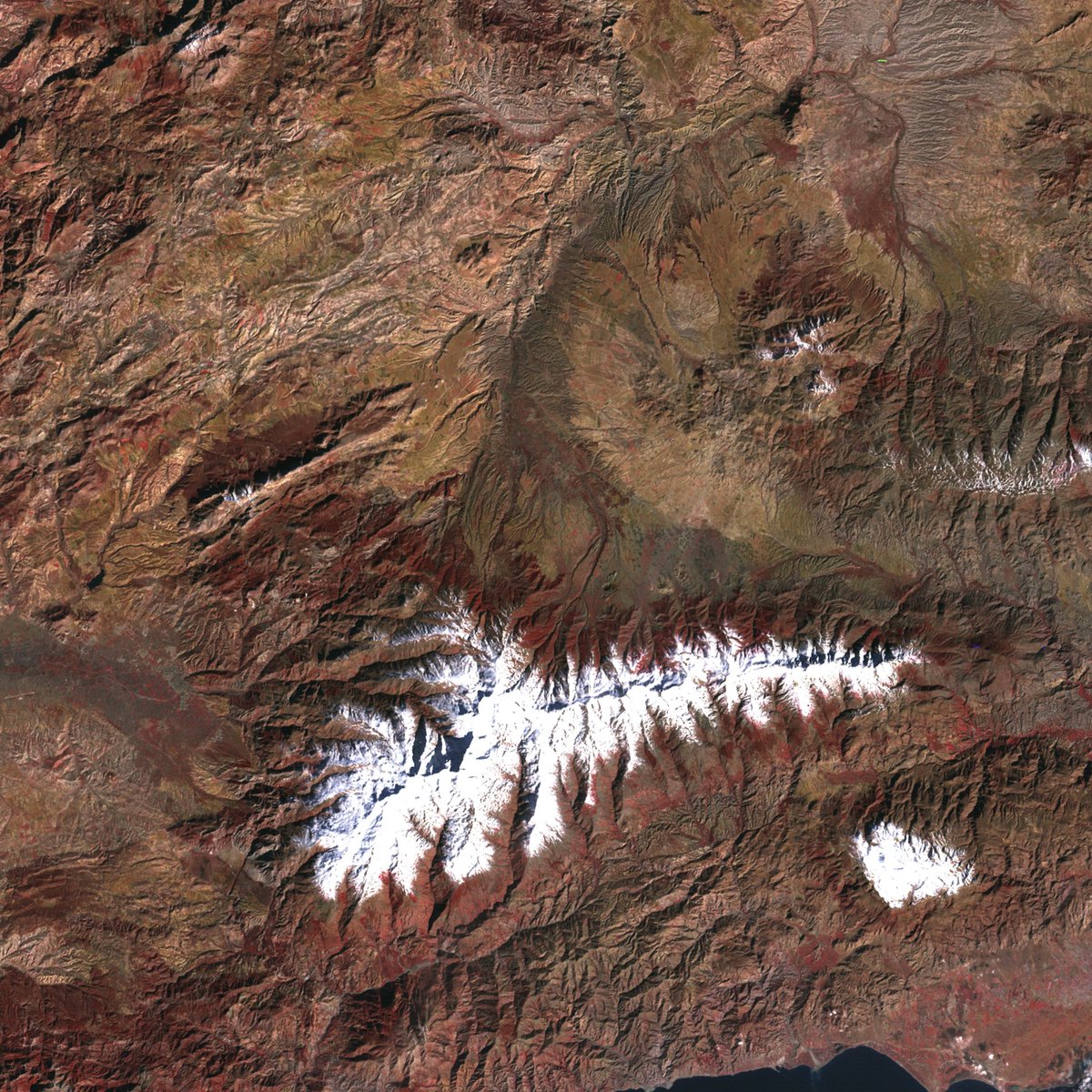 Samuel_MR17's tweet photo. Una imagen de satélite captada hace 50 años por Landsat-1 donde vemos parte de Andalucía Oriental, con Sierra Nevada de protagonista. Sin embalses, sin invernaderos en la costa y con menos superficie arbolada (pese a lo que se cree). Ha cambiado bastante la vista https://t.co/cPAOcMawog