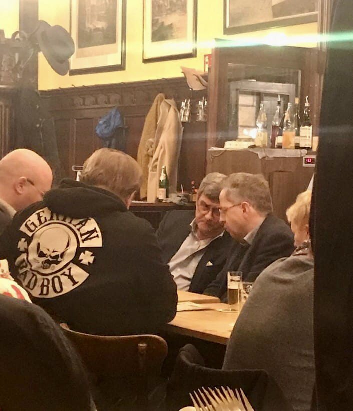 Hans-Georg #Maaßen und Roland  #Tichy möchten dass dieses Foto zusammen mit Andreas #Kalbitz und scheinbar einem Neonazi nicht weiter verbreitet wird… 😂

Zu spät.
Jun sagt zu diesem Thema folgendes:
youtu.be/btb6KBYHLaQ
