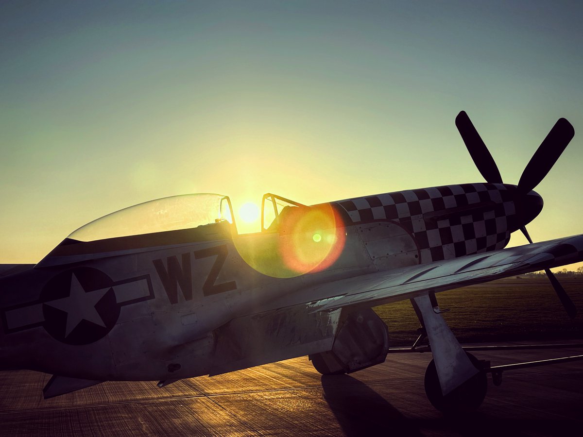 andy_durst's tweet photo. Love a good #sunset and what better silhouette than that of a mustang!
#mustang #p51 #sunset #warbird #avgeek #planeart #planespotting #avporn #pilot #contrarymary #airleasing #warbirdflights https://t.co/rbJtRsgWzO