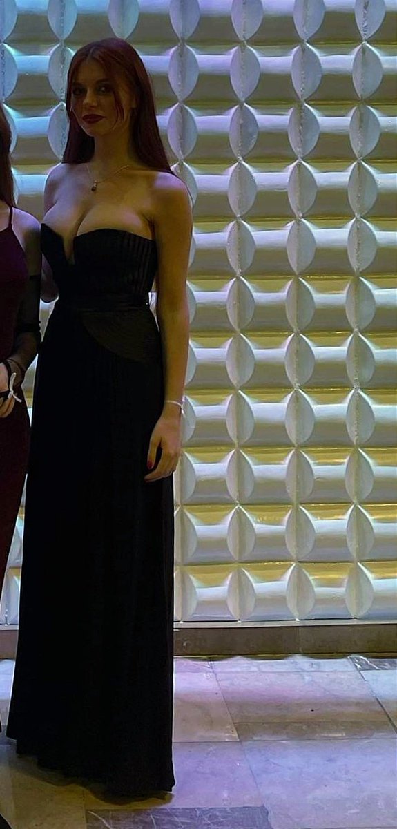 noitsmyvagina's tweet image. sorry but take a look at me in my prom dress