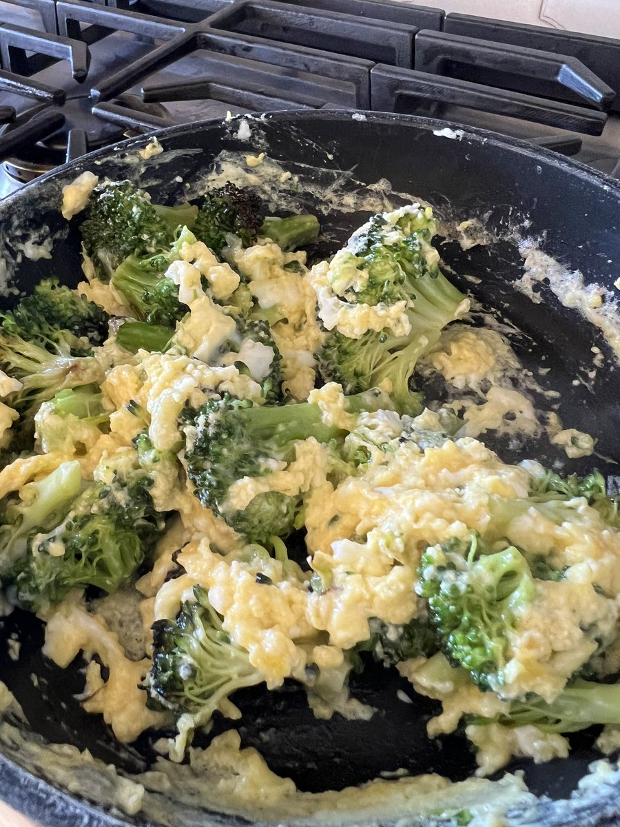 producergirl's tweet photo. Made my first omelette 🍳 what a beauty! #fuckkitchen #cookingsucks https://t.co/LnYJ4F3YlS