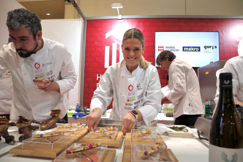 ¡Mejor tapa de España!👩‍🍳Qué alegría más grande haberlo podido vivir y sentir con vosotros🥹 ¡Y qué gran equipo <a href="/ClandestinaCafe/">La Clandestina Bistro</a>!
Mil gracias por vuestro compromiso con <a href="/aragonalimentos/">Aragón Alimentos</a> Ministra Maroto, Presidente de la Hostelería de España, y jurados, os esperamos para probarla👩‍🍳