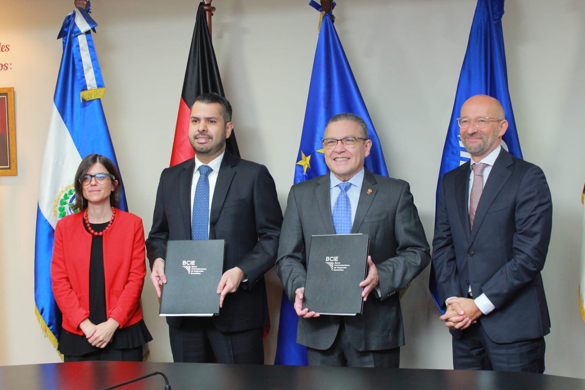 BCIE_Org's tweet photo. La Iniciativa DINAMICA del BCIE, la @UEenElSalvador y el gobierno de Alemania a través del @KfW_FZ_int junto a la @UTECedusv firmaron un convenio de asistencia técnica no reembolsable por $53,000 para fortalecer su Oficina de Innovación G´nius. Conoce más: https://t.co/wbJmofVeKi https://t.co/ZPMzUUm1U6