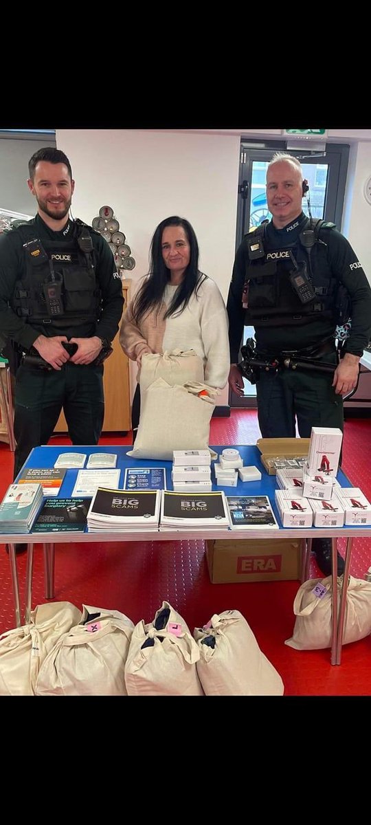 CharterNI's tweet image. Today East Belfast Neighbourhood Officers joined the Diamond Project to provide local residents with safety packs and answer their questions and offer advice.

#DiamondProject 💎