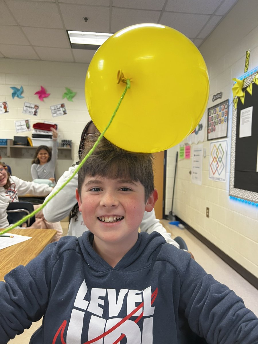 We had so much fun exploring naturally occurring electricity in our lab today!⚡️🎈 @KnoxESKnights @knox_mcintosh #welovescience #STEM #itselectric