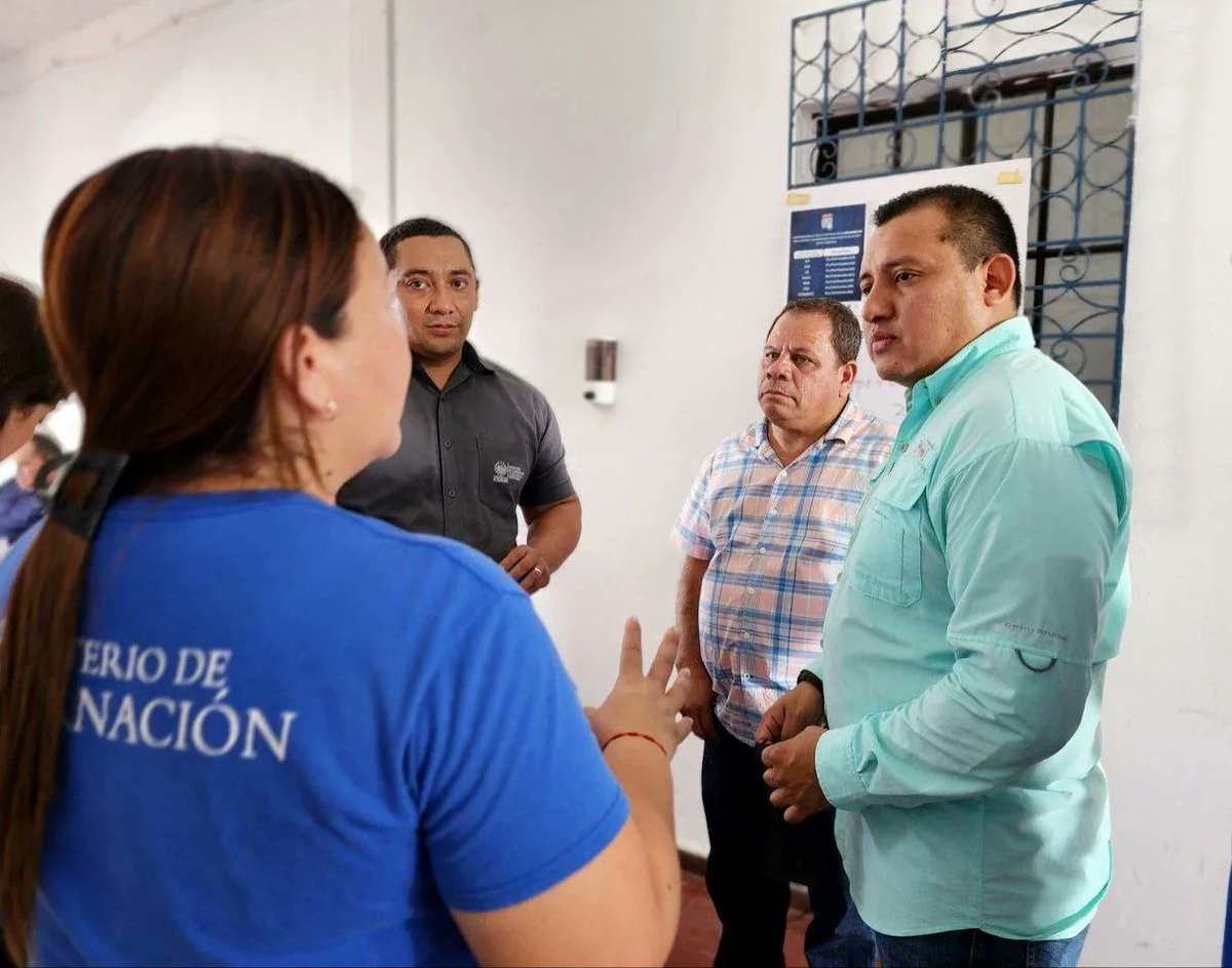 BarrientosAMSV's tweet photo. Gracias a las gestiones realizadas, hemos recibido pronta respuesta por parte de Gobernación Departamental con hidratación y víveres para seguir ayudando a las 3 familias damnificadas en el incendio del pasado domingo en Colonia Santa Rosa 1. https://t.co/P27AXcJbZH