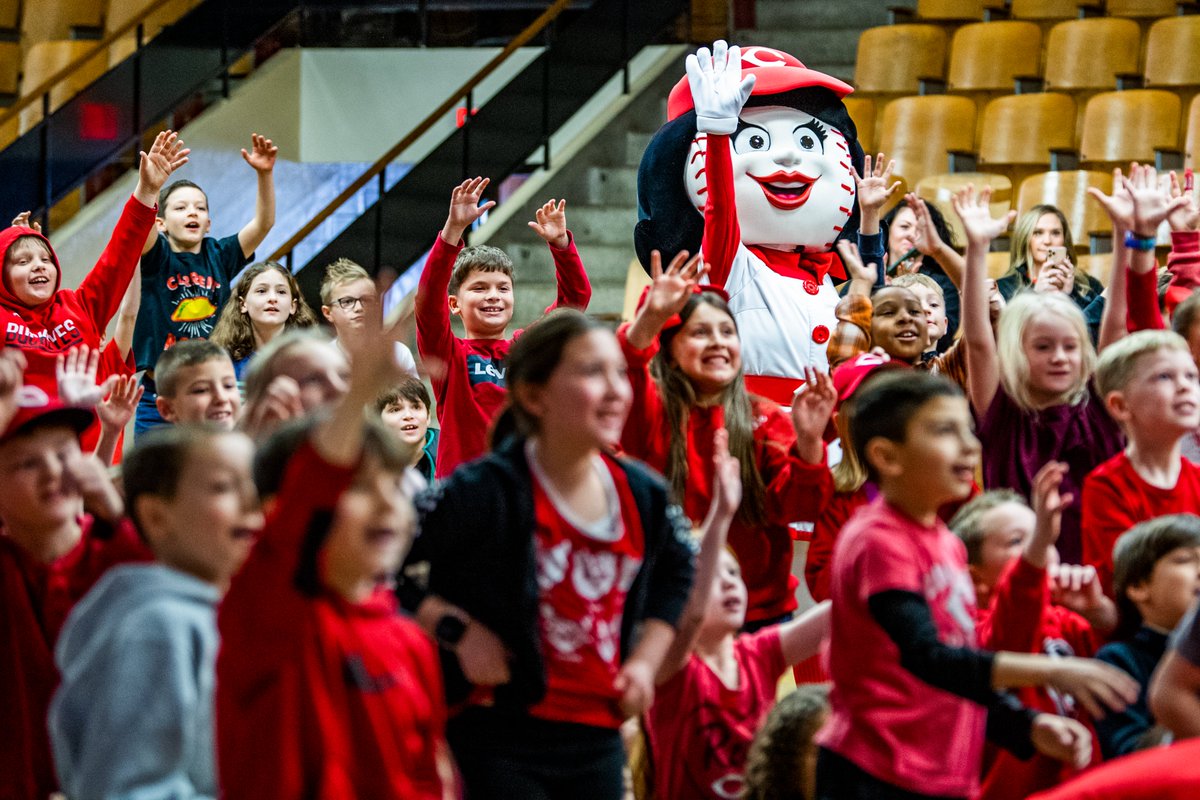 New girl just trying to blend in.

#RedsCaravan 📍 @broadway23tipp, Tipp City, OH
