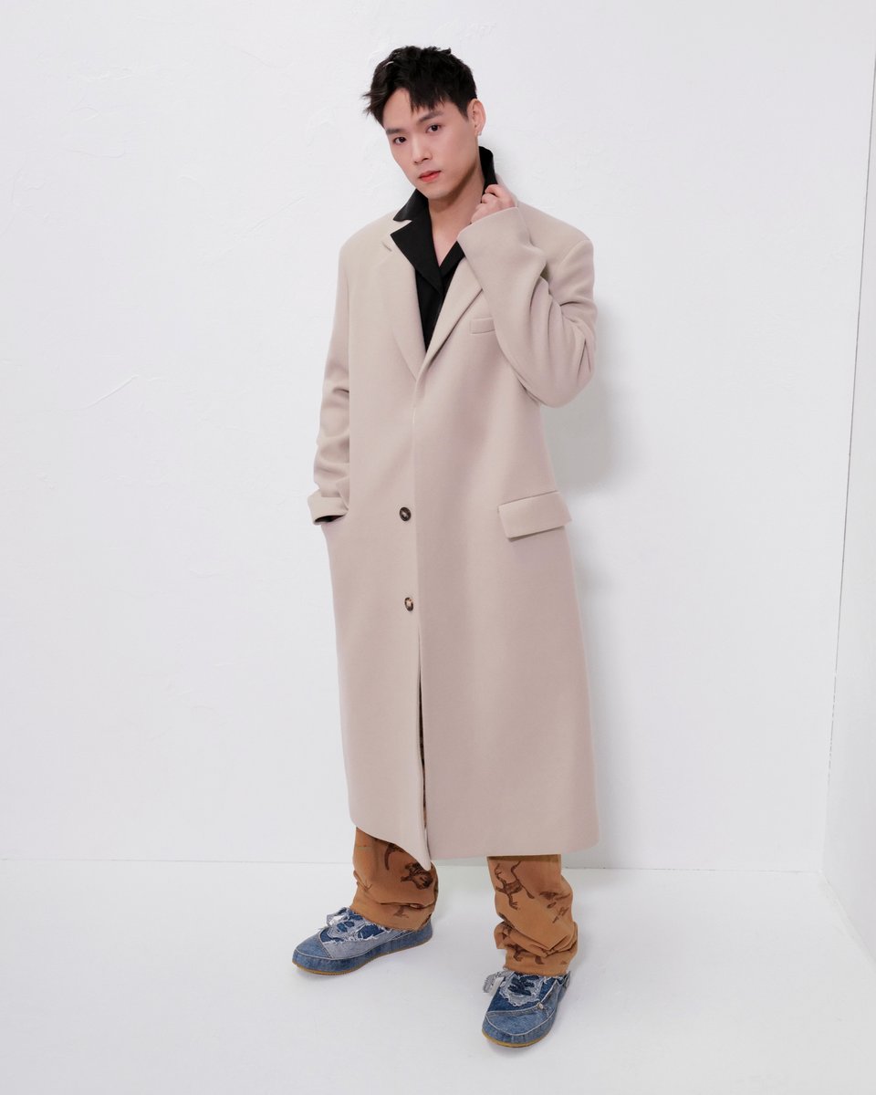 LoeweOfficial's tweet image. Fai Khadra &amp;amp; Jeffrey Tung arrive for the LOEWE Fall Winter 2023 men's runway show in Paris.

#LOEWE