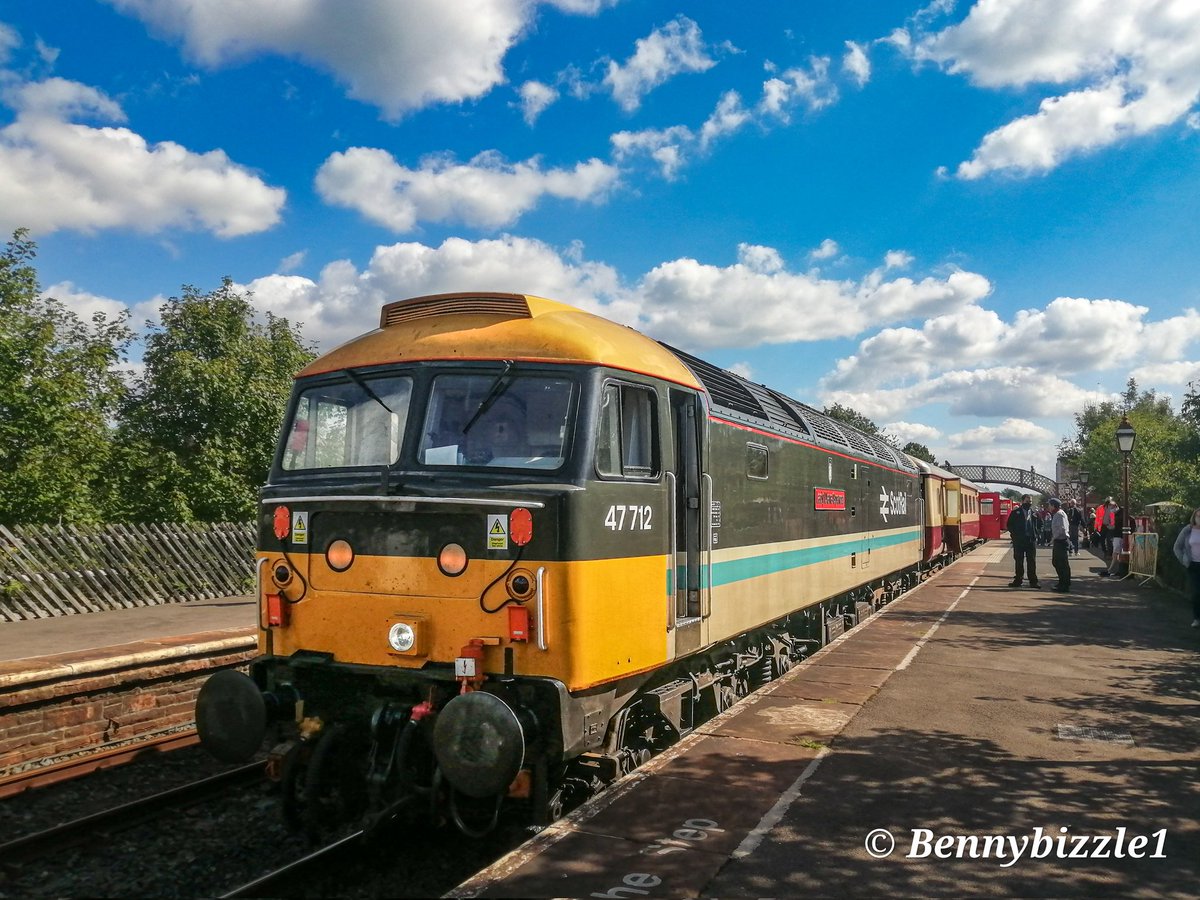 Bennybizzle1's tweet photo. #ThrowbackTuesday to 47712 arriving on staycation express duties. I can't wait to see pics of this working with matching dbso and coaches later in the year. Don't think I will be able to phot it myself.
#McDuff #Sulzer https://t.co/KK3kOVmYtu