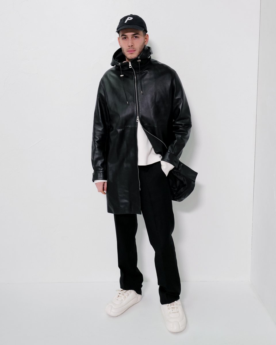 LoeweOfficial's tweet image. Fai Khadra &amp;amp; Jeffrey Tung arrive for the LOEWE Fall Winter 2023 men's runway show in Paris.

#LOEWE