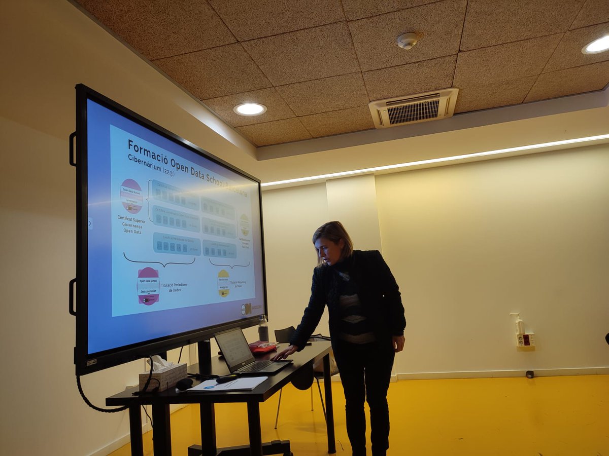 iopendatabcn's tweet image. Comença! 📢 #workshop informatiu de #FormacioDadesXDones Espai Lidera @barcelonactiva @lourdesmunoz &quot;Volem que la demanda d&apos;ocupació de perfils amb coneixements #techData es converteixi en una #oportunitat o ocupació professional de les #dones&quot;