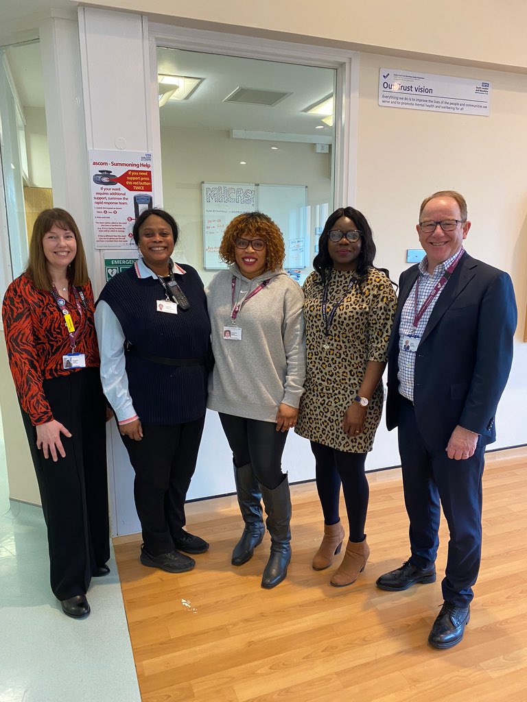 Our @MaudsleyNHS CEO @CEO_DavidB meeting and thanking our amazing staff at our new Crisis Assessment Unit 🙏👏💙@Bisi34851582 @PeaceAjiboye @OTannag @normanlamb @zara71613976