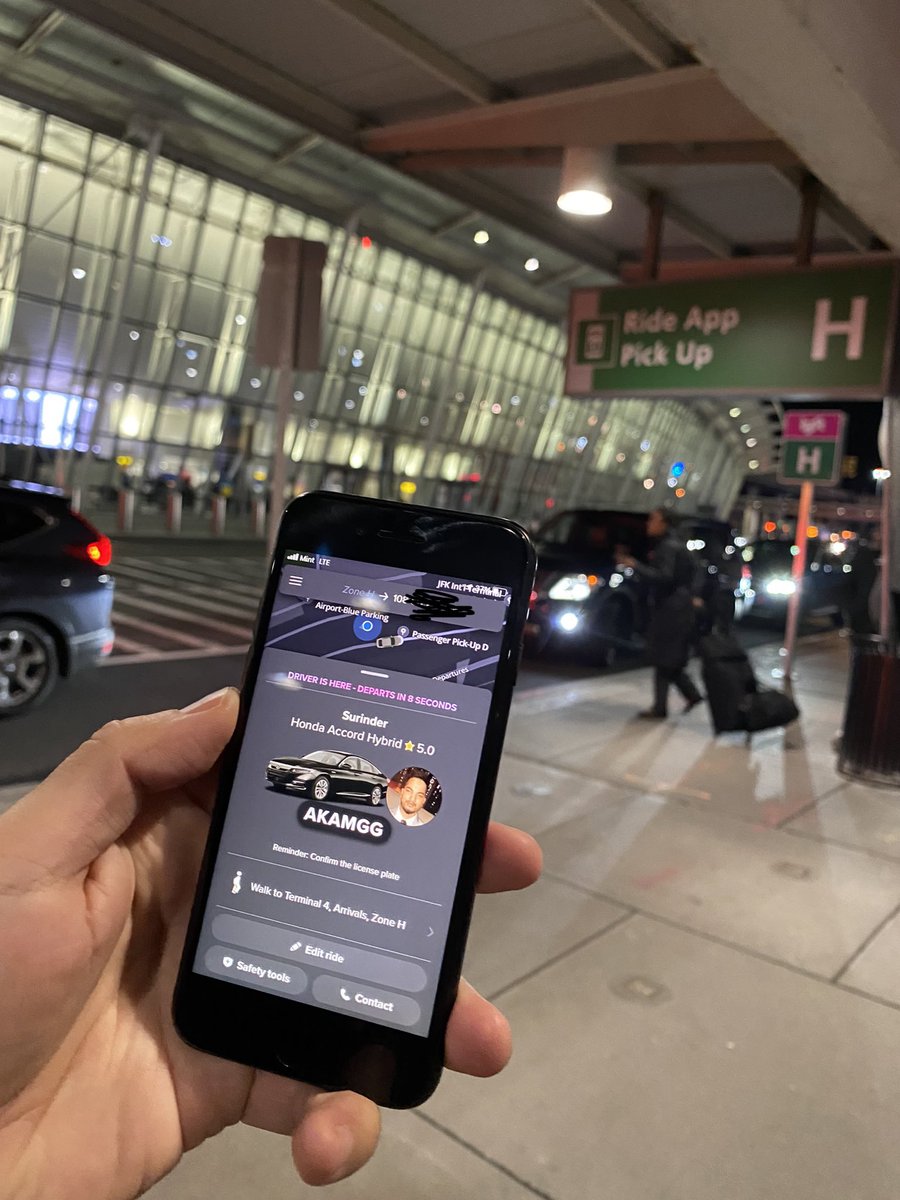HermesKamimura's tweet photo. Anybody else having issues with phantom drivers with @lyft never showing up at JFK? This is the second time I have a cancellation fee charged and the driver was never there. I just canceled my Lyft account. https://t.co/nOLW4Z1w85