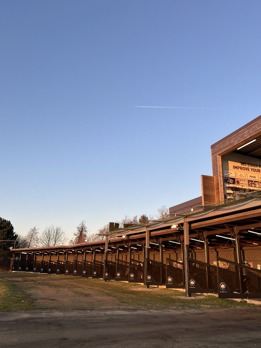 LeeHayward9's tweet image. Beautiful time of the day to clip a few balls peeps… 🏌🏼‍♂️🏌️‍♀️⛳️@broomemanorgolf range looking 😍and it’s open till 9pm, so come along and clip a few 🤙🏽
#practicepracticepractice #wintergrind #rangetime #bmgc #spga
