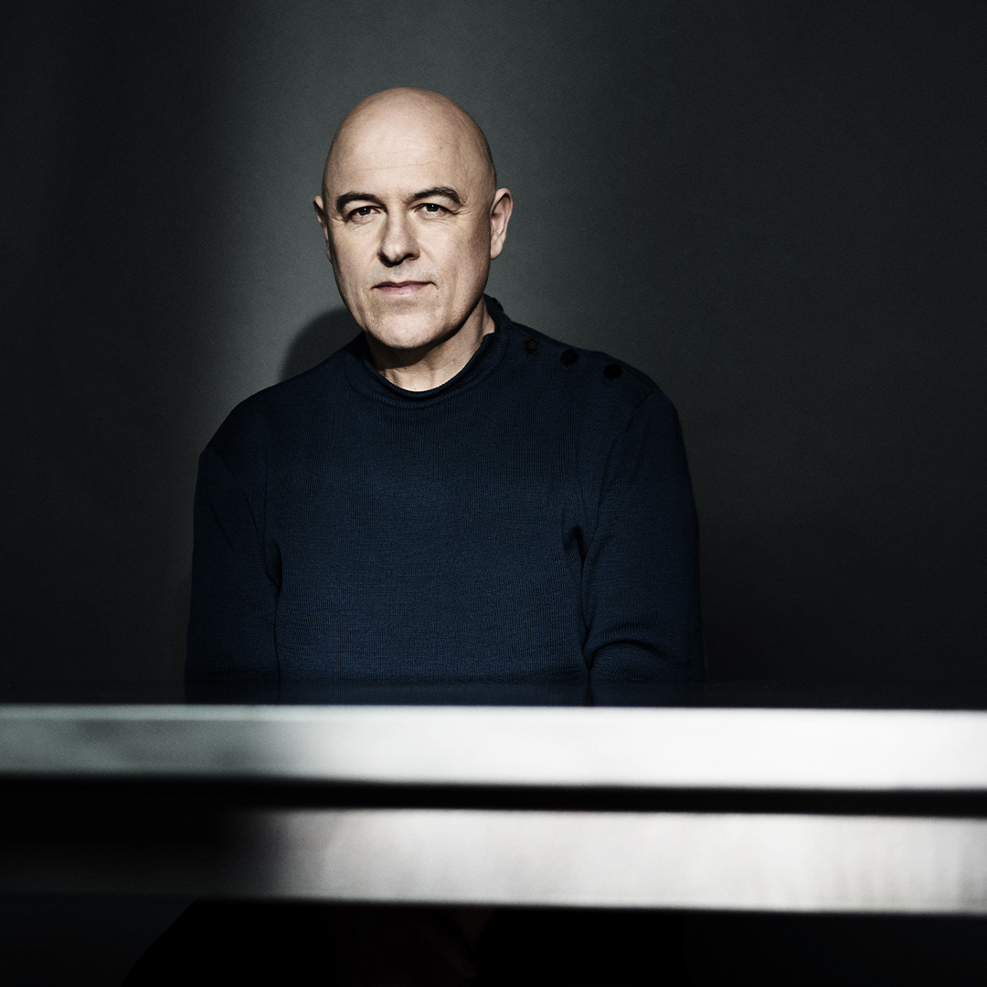 🎶 30 ans de chansons et aujourd’hui un podcast : Dominique A présente ses Chansons d’à côté, neuf  morceaux rares, un inédit (!) et les secrets qui les racontent.   

Une session dépouillée et sensible réalisée par Samuel Hirsch : arteradio.com/serie/les_chan… 

⬇