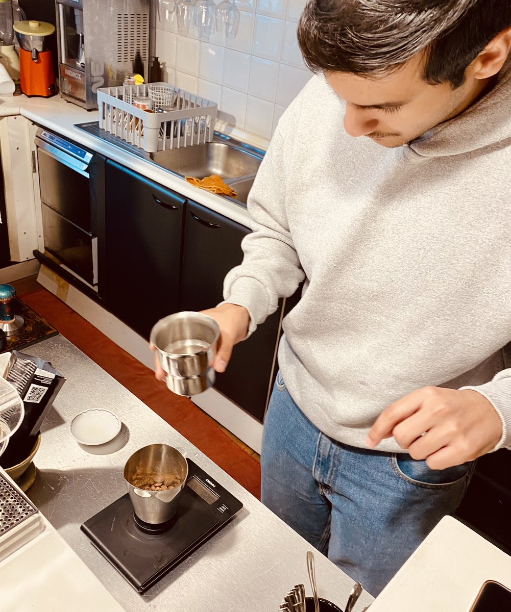 Lo scorso #weekend durante la nostra #visitaguidata abbiamo avuto persone molto interattive, è venuto perfino a trovarci dal Quatar il #barista <a href="/ymk/">uddwbb</a> @doublejoyq che non ha resistito a prepararsi un #caffefiltro Altri #invece sono rimasti affascinati dal #siphoncoffee