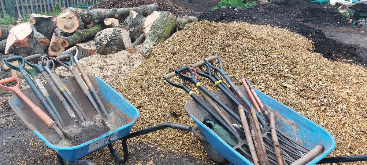 slooshbag5's tweet photo. Lots of young Tree (Whips &amp; Shrubbery) going in at Russia Dock Woodland and Stave Hill Ecology Park #Rotherhithe #SE16 courtesy of @lb_southwark Great work carried out by @TCVStaveHill #volunteers 
- @BermondseyTrees @LondonNPC https://t.co/CBYkCN2QIi