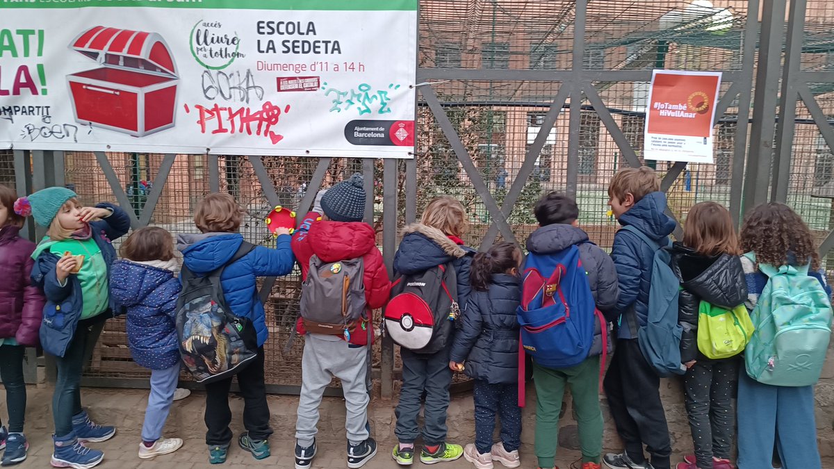 ‼️‼️Famílies i professorat de <a href="/la_sedeta/">Escola La Sedeta</a> sumem esforços per demanar més recursos per a #escolainclusiva  

🔊 Xiulets en ma per demanar que tota la canalla pugui fer extraescolars, anar de colònies  aprendre a classe amb els recursos que toquen! #JoTambeHiVullAnar