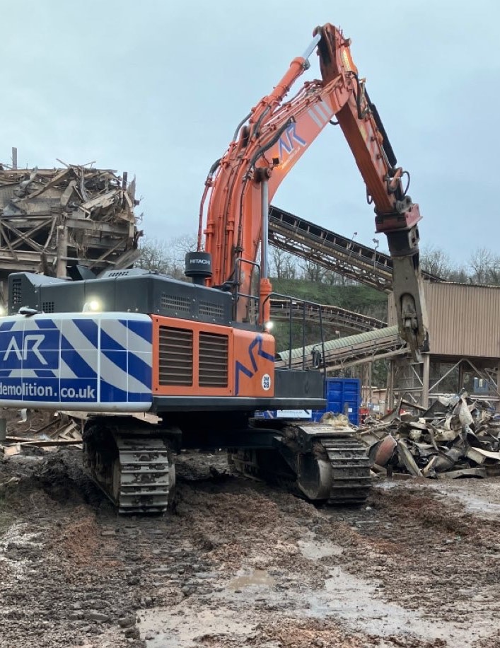 ardemolitionltd's tweet photo. Screen house #demolition using our very capable #Hitachi 530. #AR #TheEnablingPartner #Leicester #Leicestershire https://t.co/dmy7M8uaEy