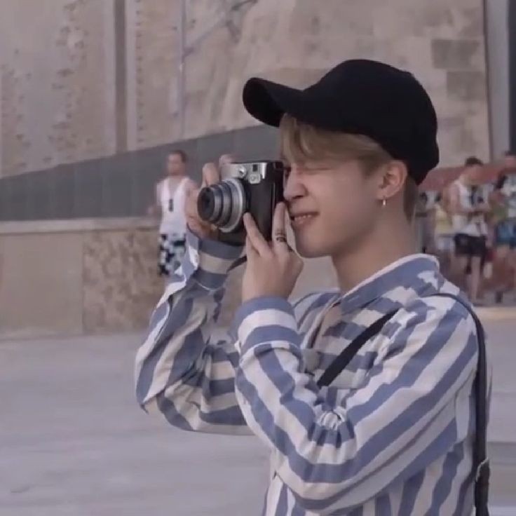 candiceroman2's tweet image. @BTSPROJECTRSA #SArmyselcaday @BTS_twt #Candy #Jimin
Take that pic bestie