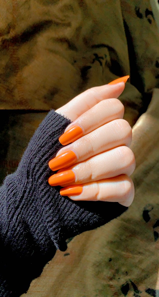 Bonobon05110669's tweet image. Juicy orange nails🍊🧡
#nails #nailart #squovalnails #Trending #fashion #new #funthing
