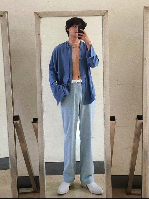 isitaphase's tweet image. Remember when Tae just decided to just show us his bellybutton... Same.

@BTS_twt @BTSPROJECTRSA
#SASD
#SArmyselcaday
#SArmy